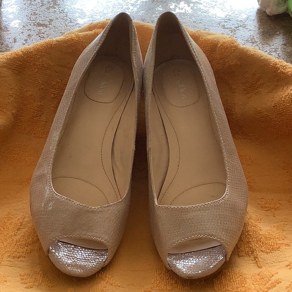 CALVIN KLEIN 2” HEEL PUMP - Picture 1 of 6